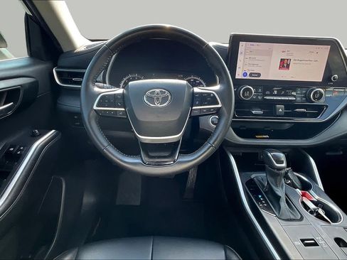 Used 2024 Toyota Highlander XLE FWD image 6