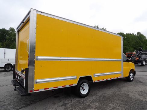 Used 2019 GMC Savana 3500 Extended w/ Driver Convenience Package image 8