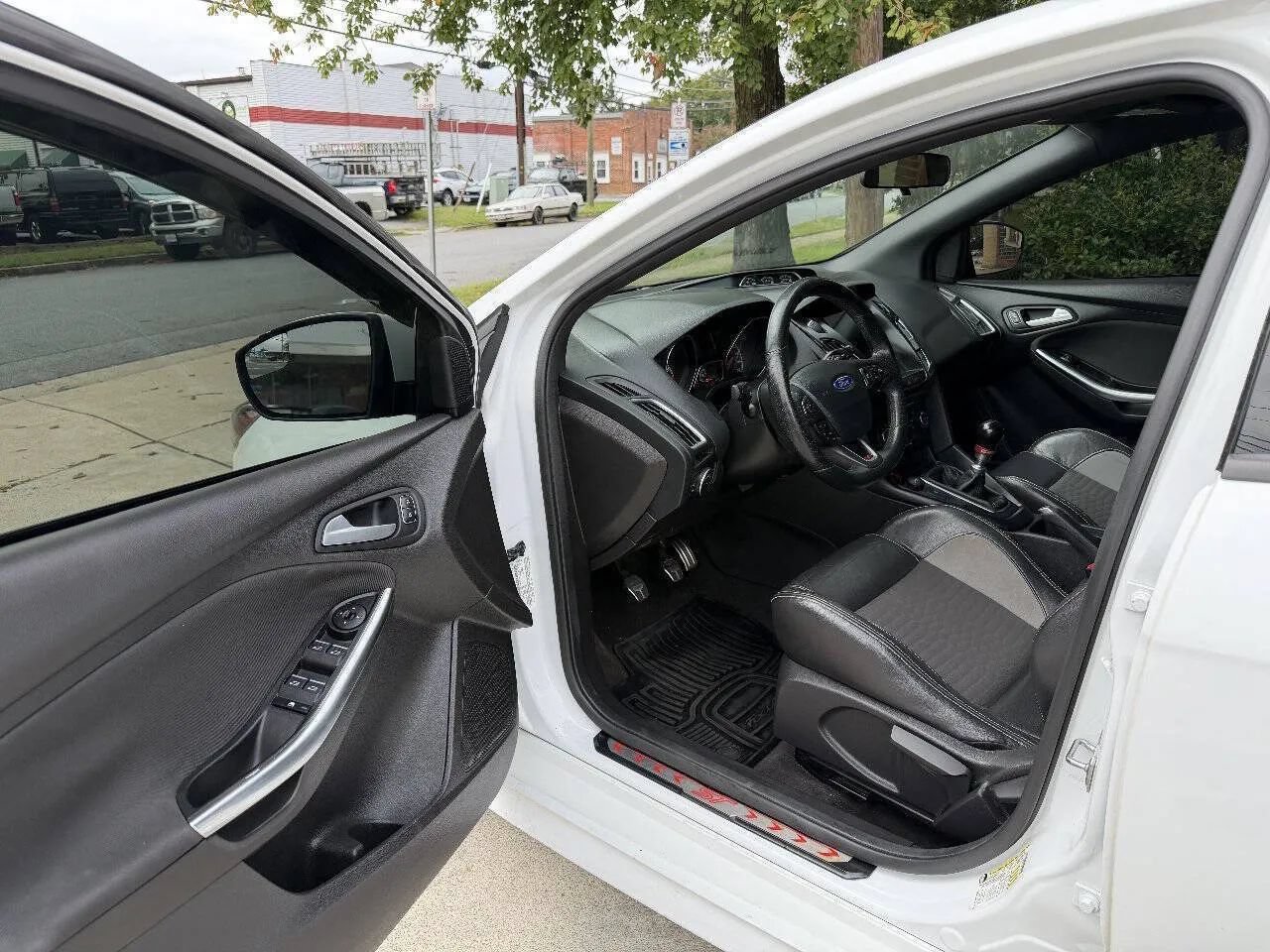 Used 2018 Ford Focus ST w/ Equipment Group 401A FWD image 13