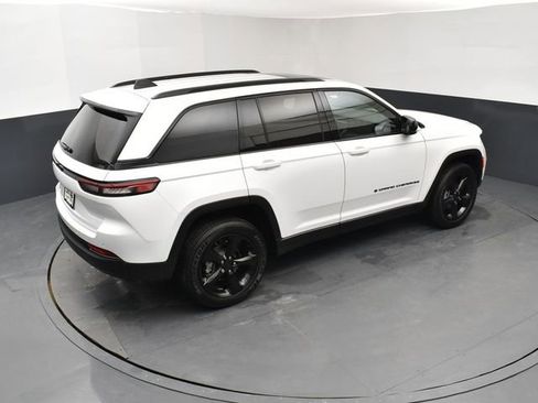 Used 2025 Jeep Grand Cherokee Altitude image 18