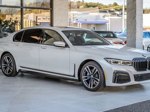 Used 2020 BMW 740i xDrive w/ M Sport Package image 4