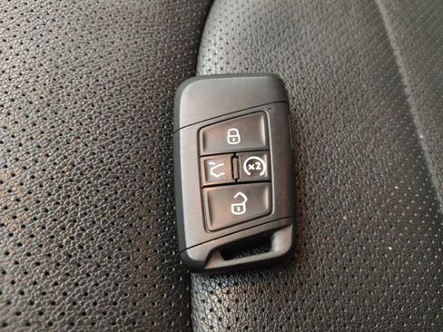 Used 2022 Volkswagen Taos SEL image 32