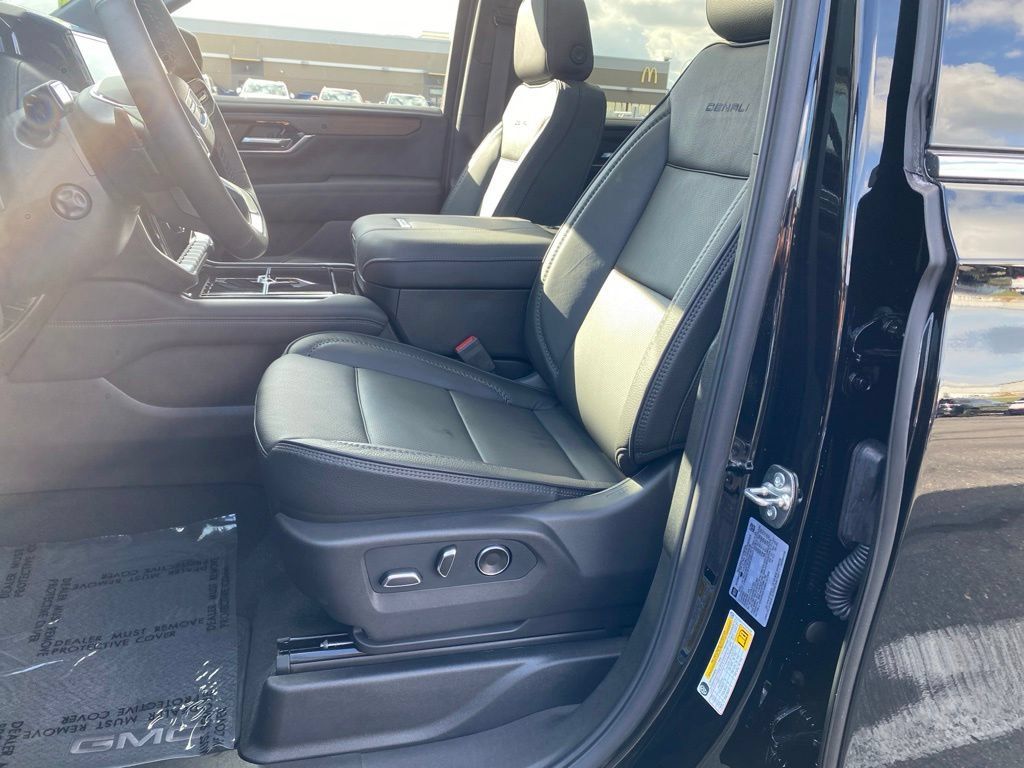 Used 2026 GMC Yukon Denali w/ Sun & Power Step Package AWD/4WD image 10