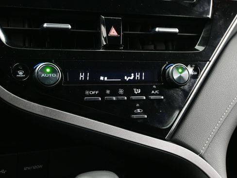 Used 2024 Toyota Camry SE image 19