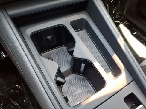 Certified 2025 Volkswagen Tiguan S FWD image 31
