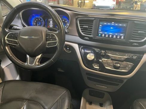 Used 2023 Chrysler Pacifica Touring-L FWD image 24