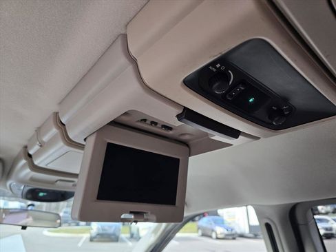 Used 2007 Chrysler Town & Country Touring image 13