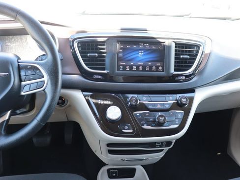 Used 2020 Chrysler Voyager L FWD image 15