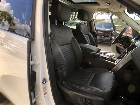 Used 2024 Land Rover Discovery S image 17
