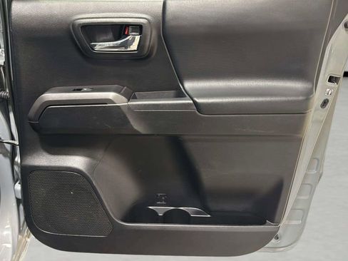 Used 2019 Toyota Tacoma TRD Off-Road AWD/4WD image 11