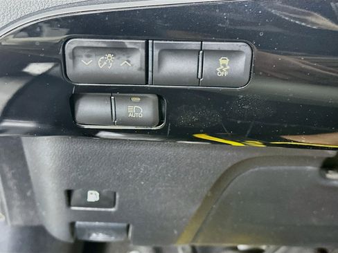 Used 2016 Toyota Prius Three Touring FWD image 17