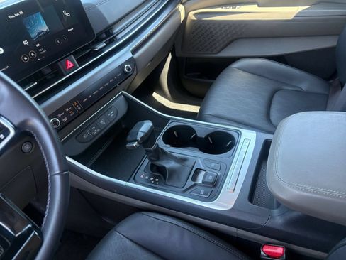 Used 2026 Kia Carnival FWD image 44