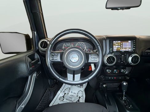 Used 2018 Jeep Wrangler Unlimited Rubicon w/ Connectivity Group AWD/4WD image 17