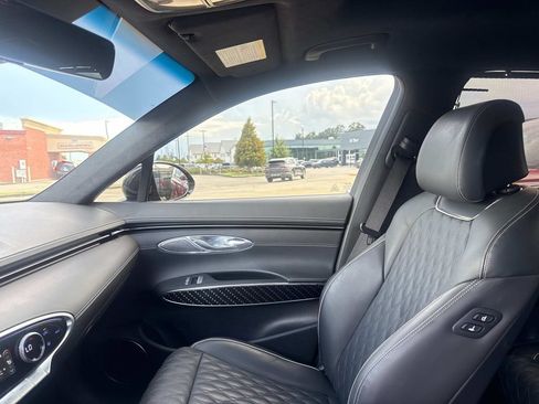Used 2025 Genesis GV70 3.5T Sport w/ Sport Prestige Package AWD/4WD image 17