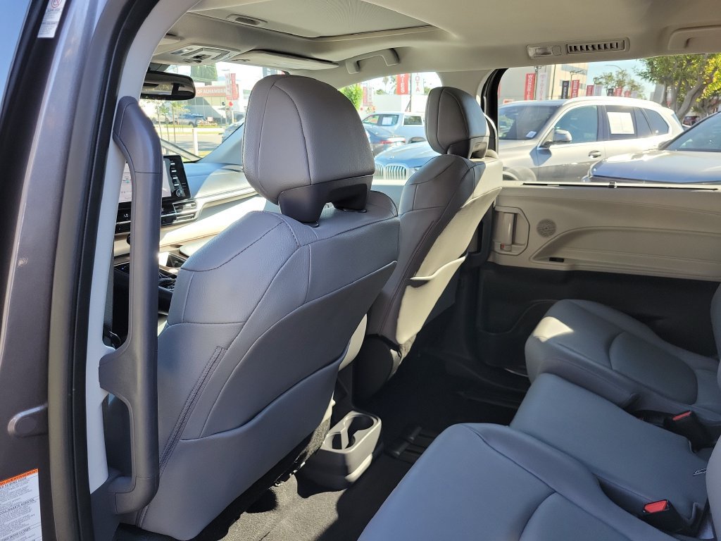Used 2024 Toyota Sienna XLE FWD image 18