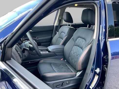 Used 2026 Nissan Pathfinder Platinum FWD image 8