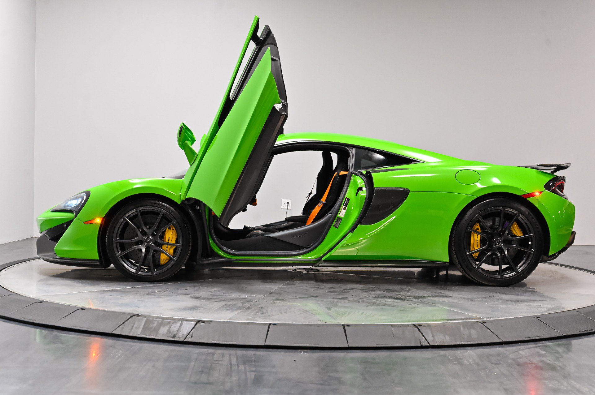 Used 2016 McLaren 570S Coupe RWD image 17