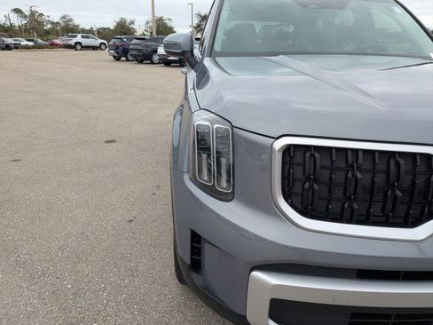Certified 2025 Kia Telluride LX image 12