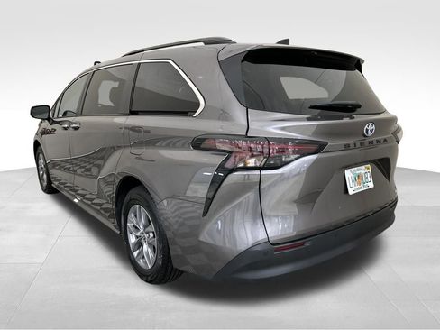 Used 2024 Toyota Sienna XLE image 3