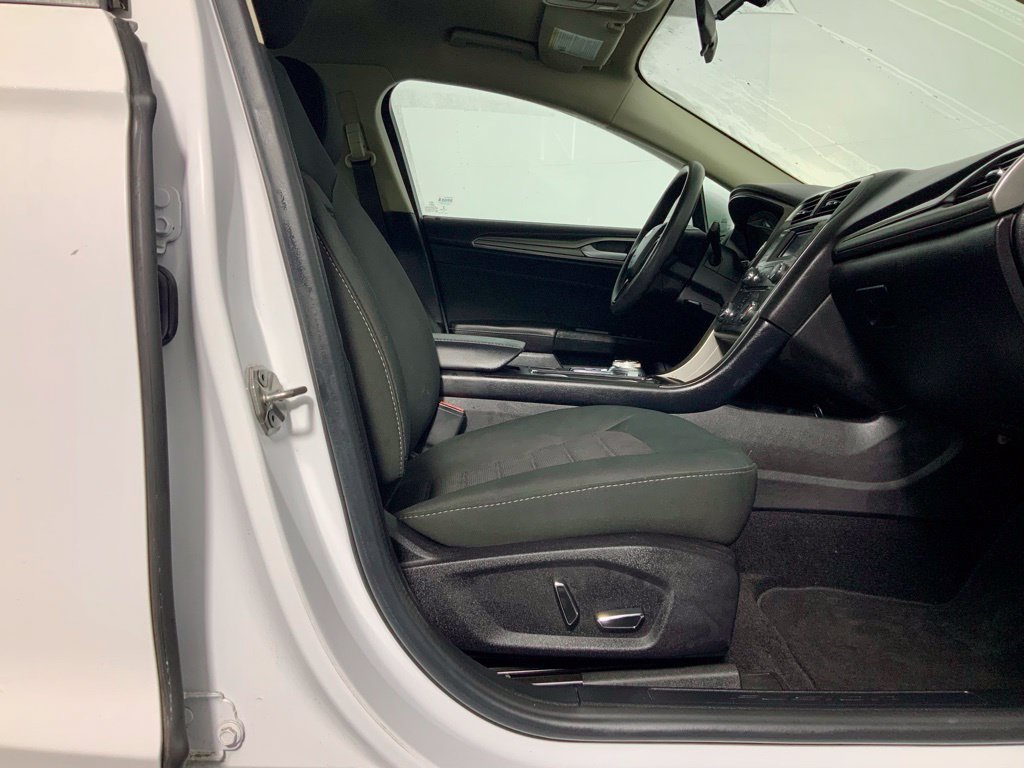 Used 2017 Ford Fusion SE FWD image 33