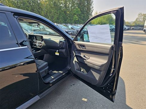 New 2025 Nissan Pathfinder SV image 28