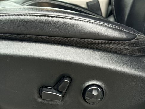 Used 2023 Chrysler Pacifica Touring-L image 14