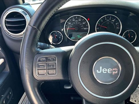 Used 2016 Jeep Wrangler Unlimited Sahara w/ Dual Top Group AWD/4WD image 10