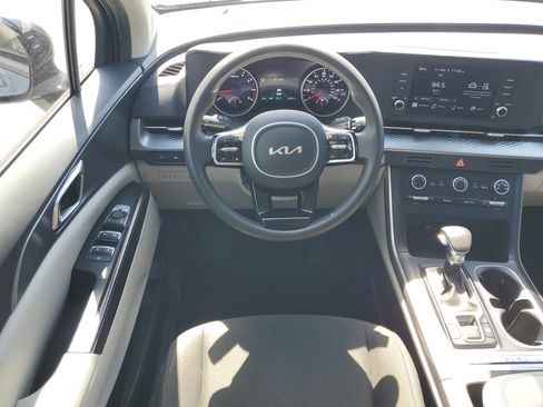 Used 2023 Kia Carnival LX image 32