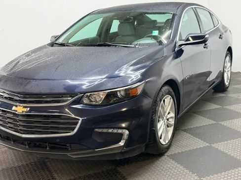 Used 2017 Chevrolet Malibu LT w/ Leather Package FWD image 7