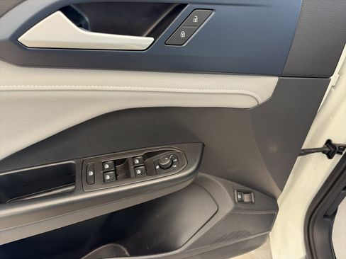 Used 2024 Volkswagen Taos SE w/ Panoramic Sunroof Package image 17