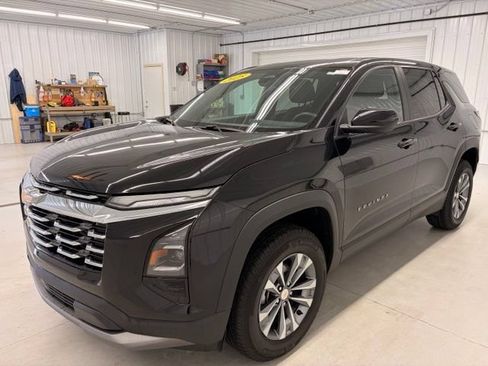 Used 2025 Chevrolet Equinox LT AWD/4WD image 3