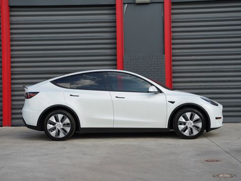 Used 2023 Tesla Model Y Long Range image 3