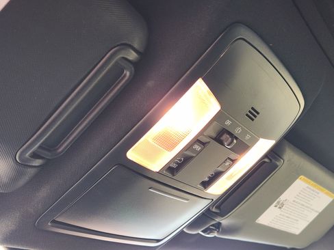 Used 2018 Toyota RAV4 SE image 32