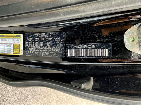 Used 2023 Kia Carnival EX FWD image 19