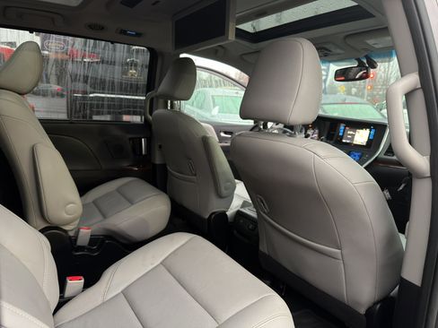 Used 2016 Toyota Sienna Limited image 18