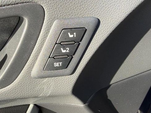 Used 2025 Toyota Sienna Limited image 19