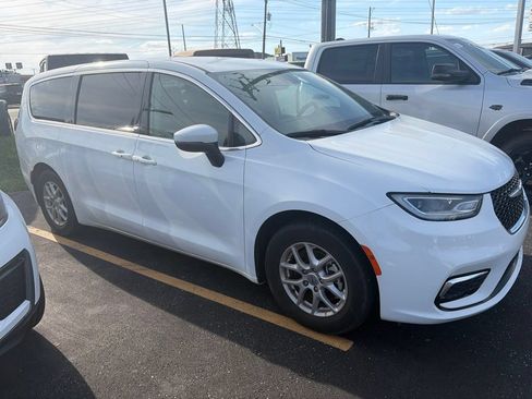 Used 2023 Chrysler Pacifica Touring-L FWD image 3