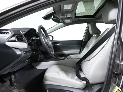 Used 2024 Toyota Camry SE image 3