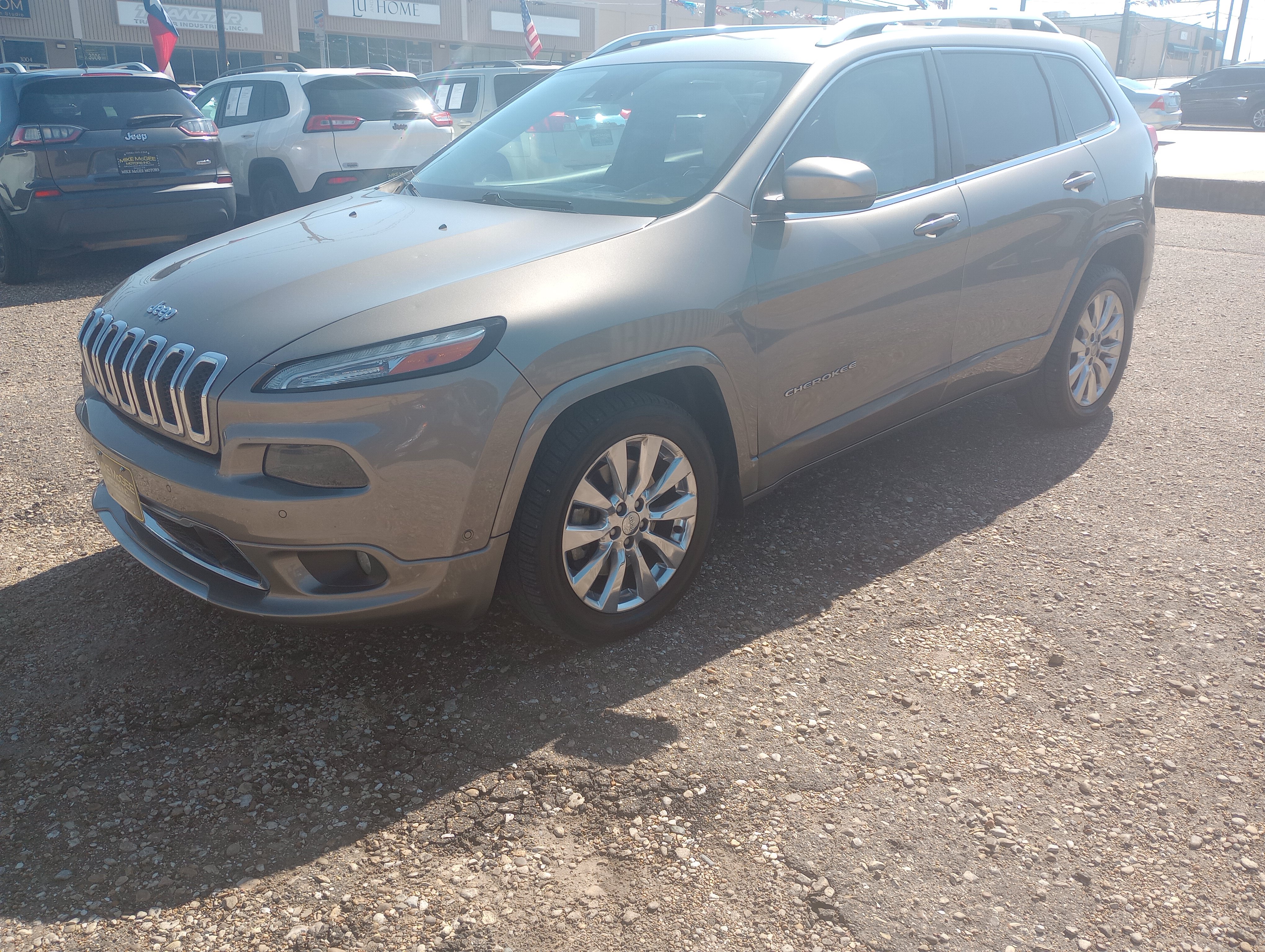 Used 2017 Jeep Cherokee Overland w/ Technology Group FWD image 3