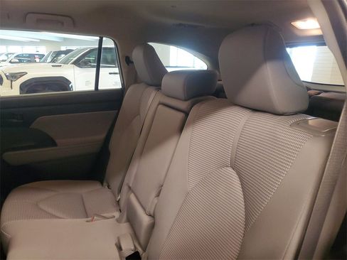 Used 2023 Toyota Highlander L image 12