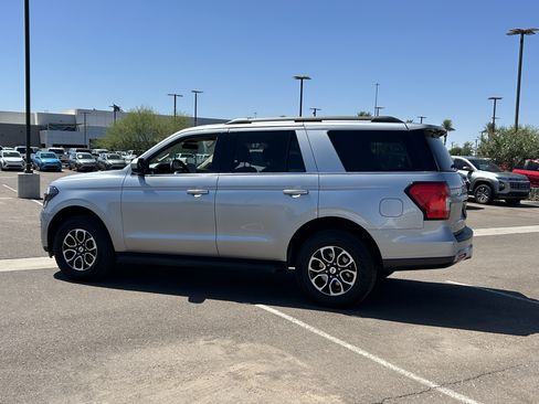 Used 2024 Ford Expedition XLT RWD image 3