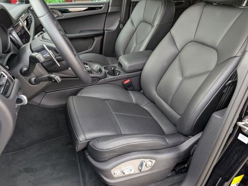 Certified 2025 Porsche Macan AWD/4WD image 6