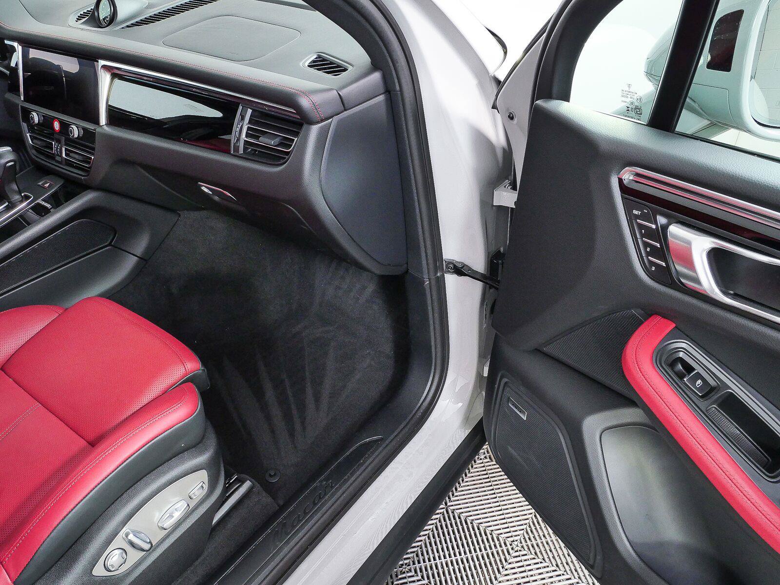Certified 2026 Porsche Macan AWD/4WD image 24