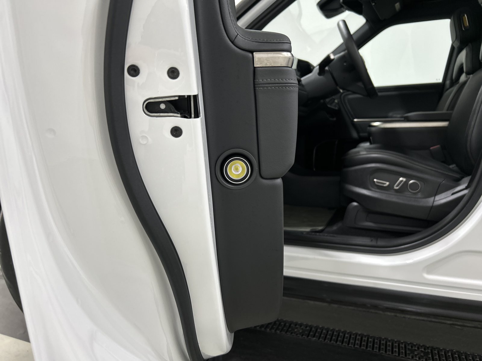 Used 2025 Rivian R1S Adventure Dual AWD/4WD image 32