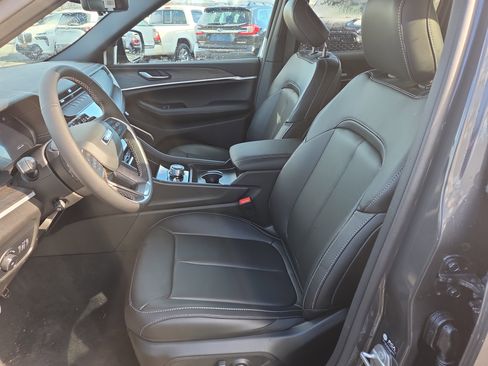 New 2026 Jeep Grand Cherokee Limited w/ Luxury Tech Group II AWD/4WD image 16