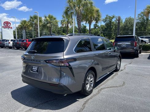 Used 2024 Toyota Sienna XLE FWD image 10
