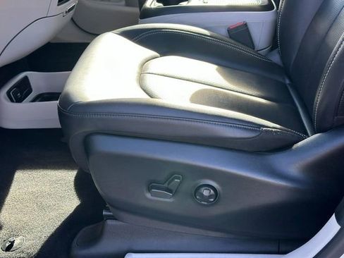 Used 2024 Chrysler Pacifica Touring-L image 22
