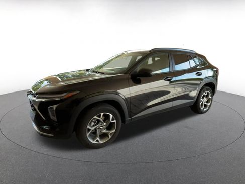 Used 2025 Chevrolet Trax LT FWD image 8