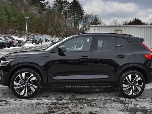 Used 2025 Volvo XC40 B5 Plus image 4