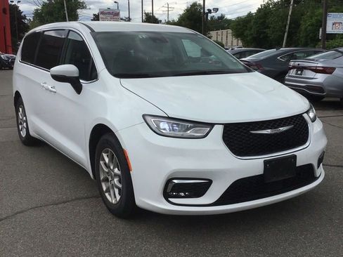 Used 2023 Chrysler Pacifica Touring-L FWD image 1